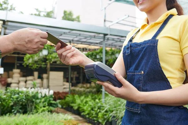 Arbeiter in Gärtnerei akzeptiert Bezahlung — Stockfoto