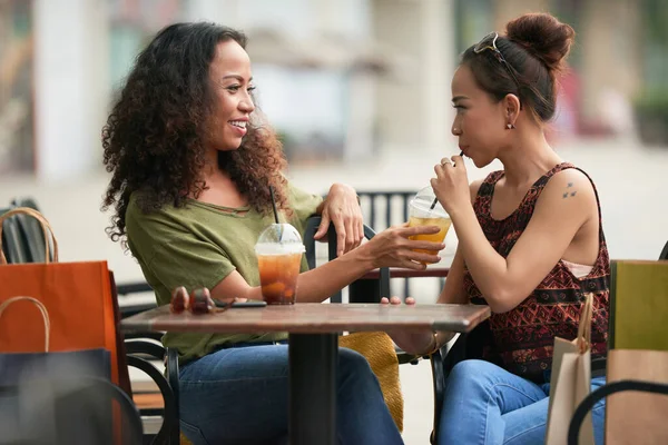 Donna che condivide Cocktail con un amico — Foto Stock