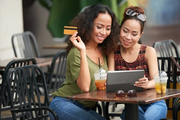 Vrienden Bestellen Kleding Online — Stockfoto