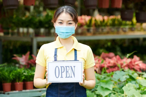 Mujer abriendo mercado de flores — Foto de Stock