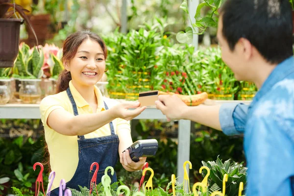 Homem pagando por plantas — Fotografia de Stock