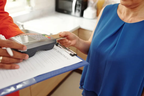 Mujer pagando por el servicio de fontanería —  Fotos de Stock