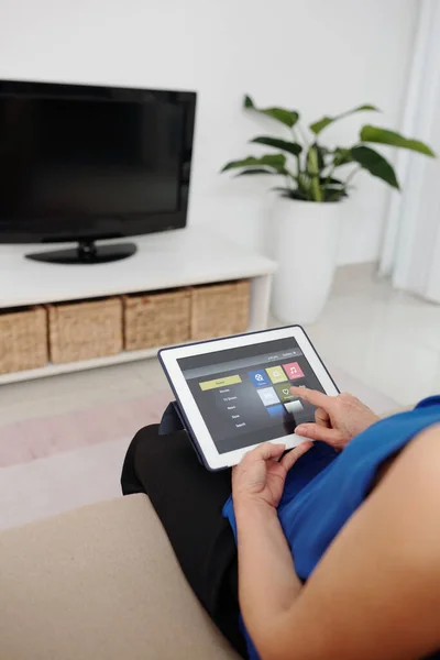 Mujer mayor usando la aplicación Smart Home — Foto de Stock