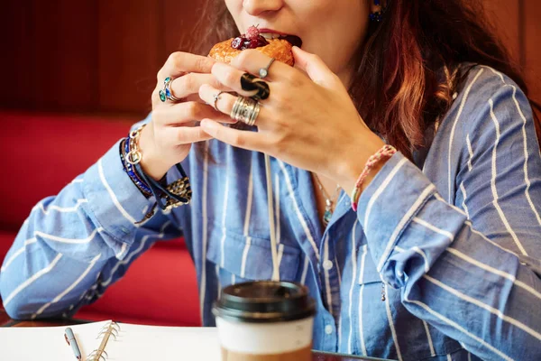 Vrouw die zoet gebak eet — Stockfoto