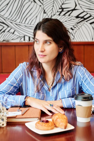 Mujer de negocios pensativa en la mesa de café — Foto de Stock