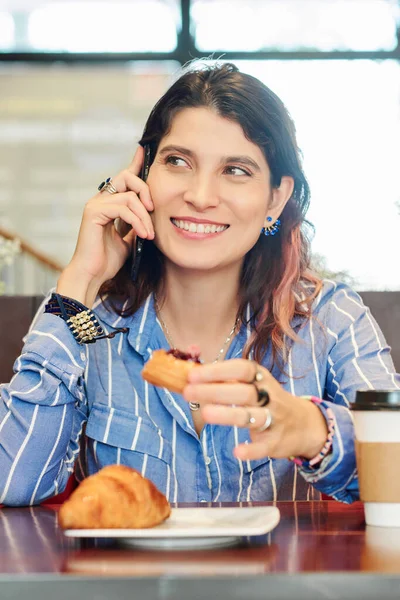 Mujer alegre hablando por teléfono — Foto de Stock