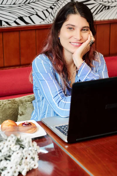 Mujer trabajando en la mesa Coffeeshop — Foto de Stock