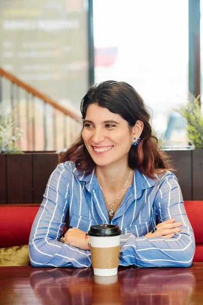 Mulher positiva na mesa do café — Fotografia de Stock