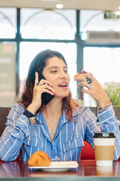 Mujer disfrutando de un delicioso postre — Foto de Stock