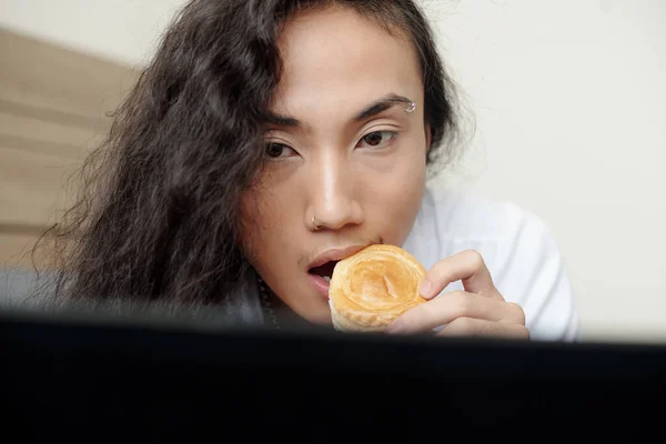 Pensive Man Läsintressant artikel — Stockfoto