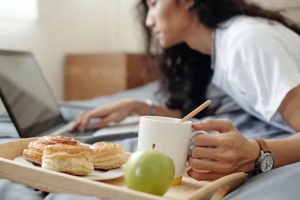 Estudiante tomando café con pastelería —  Fotos de Stock