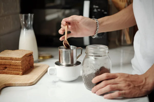 Homem colocando café moído no gotejador — Fotografia de Stock