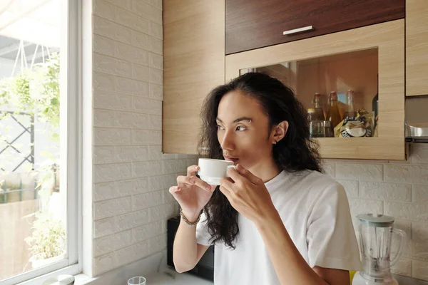 Schöner Mann trinkt Kaffee — Stockfoto