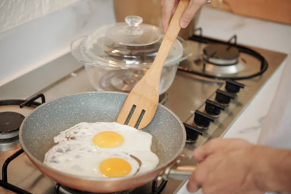 Man Frying Eggs — Stock Photo, Image