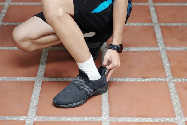 Uomo che affronta le scarpe da ginnastica — Foto Stock