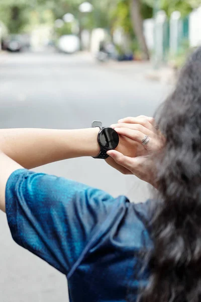 운동 선수가 건강 추적 기를 검사하다 — 스톡 사진