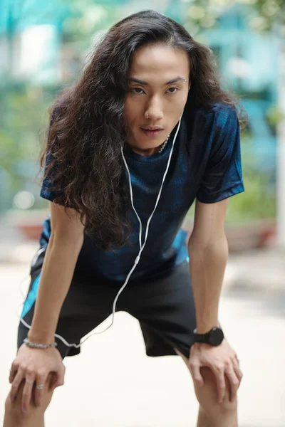 Jovem homem pegando respiração depois de correr — Fotografia de Stock