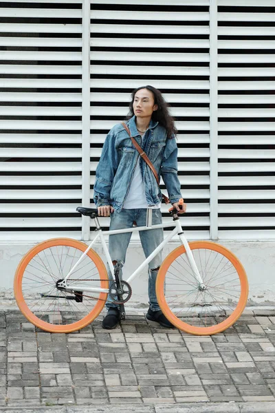 Man stående bakom cykel — Stockfoto