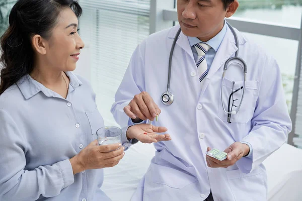 Médico Dando Analgésico Las Píldoras Del Paciente Explicando Cómo Funciona —  Fotos de Stock