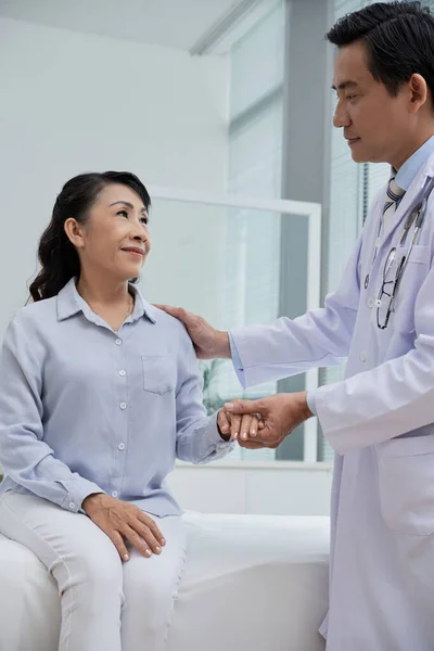 Médico Tranquilizando Paciente Mayor Femenina Después Examen Anual Dándole Palmaditas — Foto de Stock