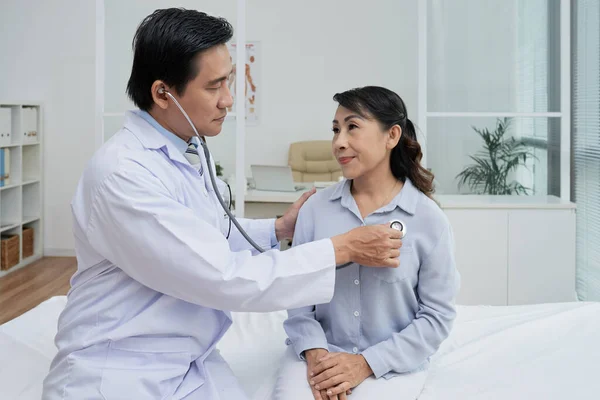 Doctor Explaining Results Medical Tests Senior Patient Sitting Sofa Office — Stock Photo, Image