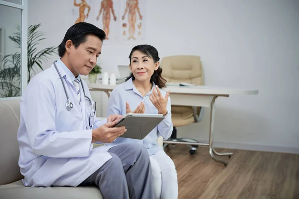 Donna Anziana Parlando Con Medico Generico Sui Sintomi Della Malattia — Foto Stock