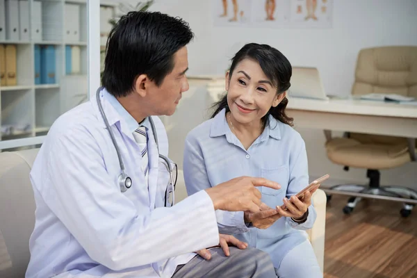 Médico Explicando Mulher Idosa Como Usar Aplicativo Telemedicina Seu Smartphone — Fotografia de Stock