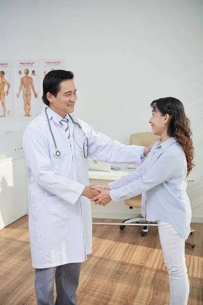 Agradecida Mujer Feliz Estrechando Mano Médico Mostrando Aprecio —  Fotos de Stock