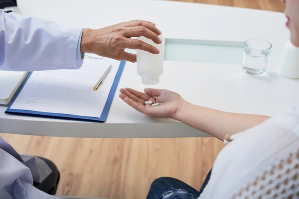 Médico General Pidiendo Paciente Que Tome Dos Pastillas Todos Los —  Fotos de Stock