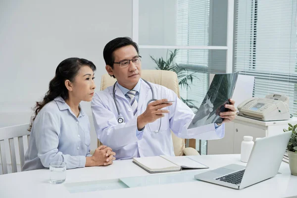 Doctor Showing Ray Image Senior Patient Sitting Table — Stock Photo, Image