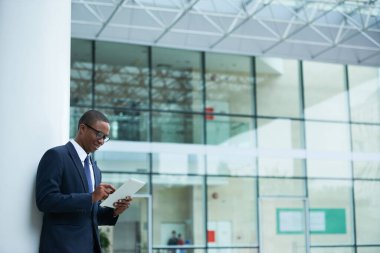 Girişimci Dijital Tablet 'te E- postalar okuyor