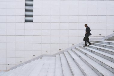 Müdür merdivenlerden aşağı koşuyor.