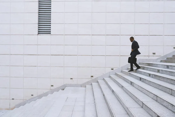 Менеджер, спускающийся по лестнице — стоковое фото