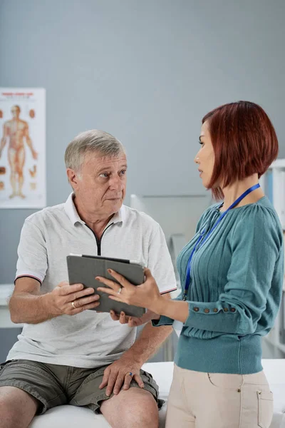 Senior Man Talking to Physiotherapist — Stock Photo, Image