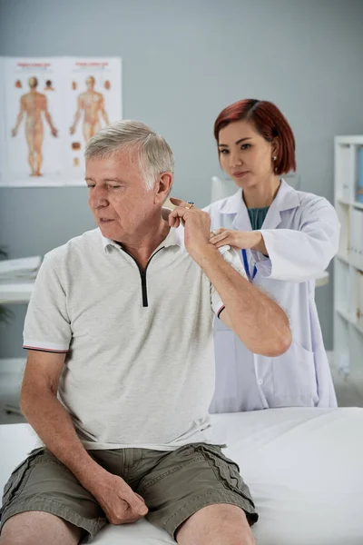 Hombre quejándose del dolor de cuello — Foto de Stock