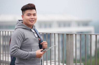 Sırt çantalı pozitif üniversite öğrencisi