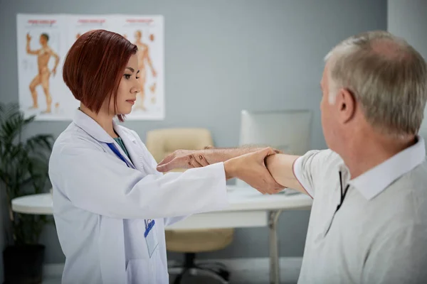 Hombre anciano que asiste a la fisioterapia — Foto de Stock