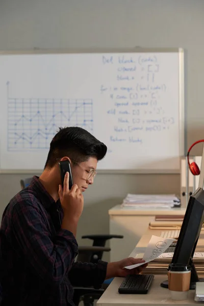 Programador mirando el documento — Foto de Stock