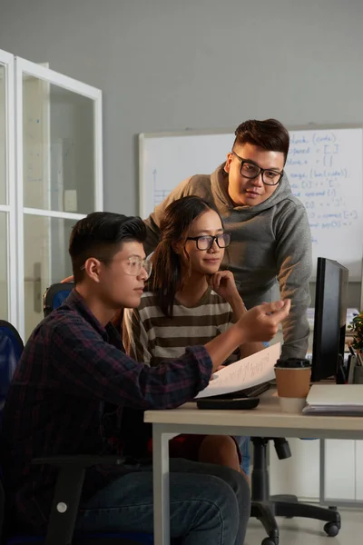 Estudiante de Ciencias Informáticas Explicando Idea — Foto de Stock