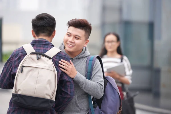 Hombre positivo saludando a su mejor amigo —  Fotos de Stock