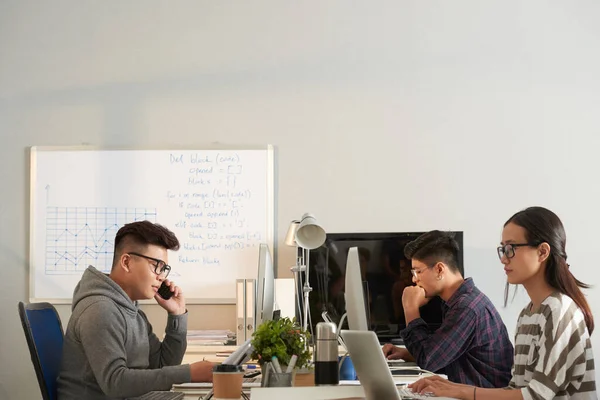 Especialistas en TI que trabajan en computadoras —  Fotos de Stock