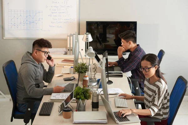 Departamento de Pruebas de Software Trabajadores — Foto de Stock