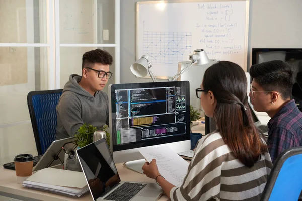 Mujer joven comprobando el código de programación — Foto de Stock