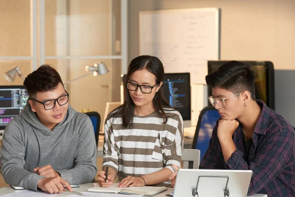 Studenten zeichnen Flowchat — Stockfoto