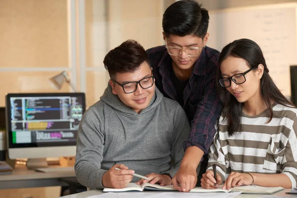 Estudiante universitario ayudando a amigo con el proyecto — Foto de Stock