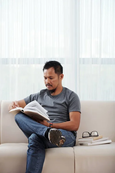 Hombre serio leyendo libro — Foto de Stock