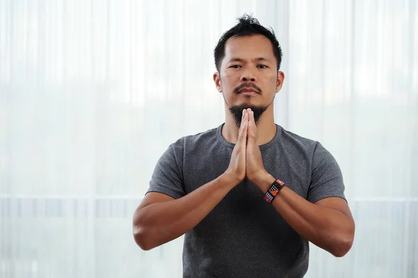 Serieuze man maken Namaste Gesture — Stockfoto