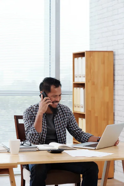 Ekose gömlekli bir iş adamı telefonda konuşuyor. — Stok fotoğraf