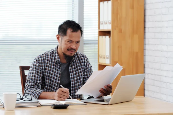 Unternehmer liest verwirrenden Vertrag — Stockfoto