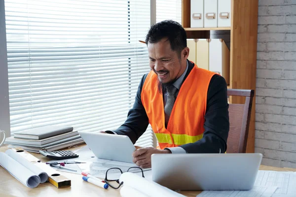 Contratista principal con Tablet Computer — Foto de Stock